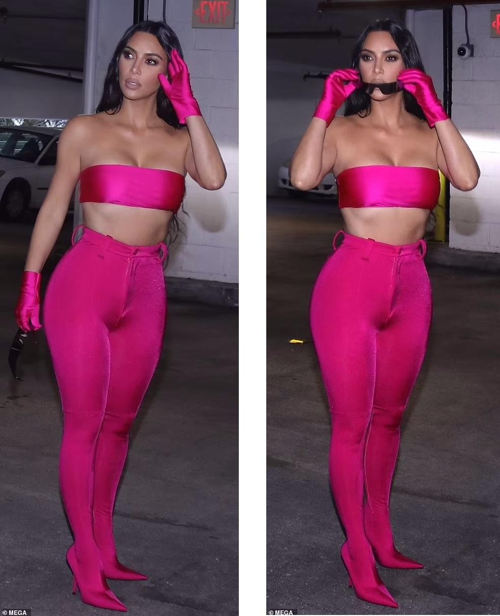 Xuất hiện tại hầm đỗ xe, bà mẹ 4 con nổi bật trong set đồ màu hồng, gồm áo quây bé xíu, quần bó trùm giày cao gót và găng tay. Cô xõa mái tóc xoăn dài, trang điểm tông da sắc sảo.