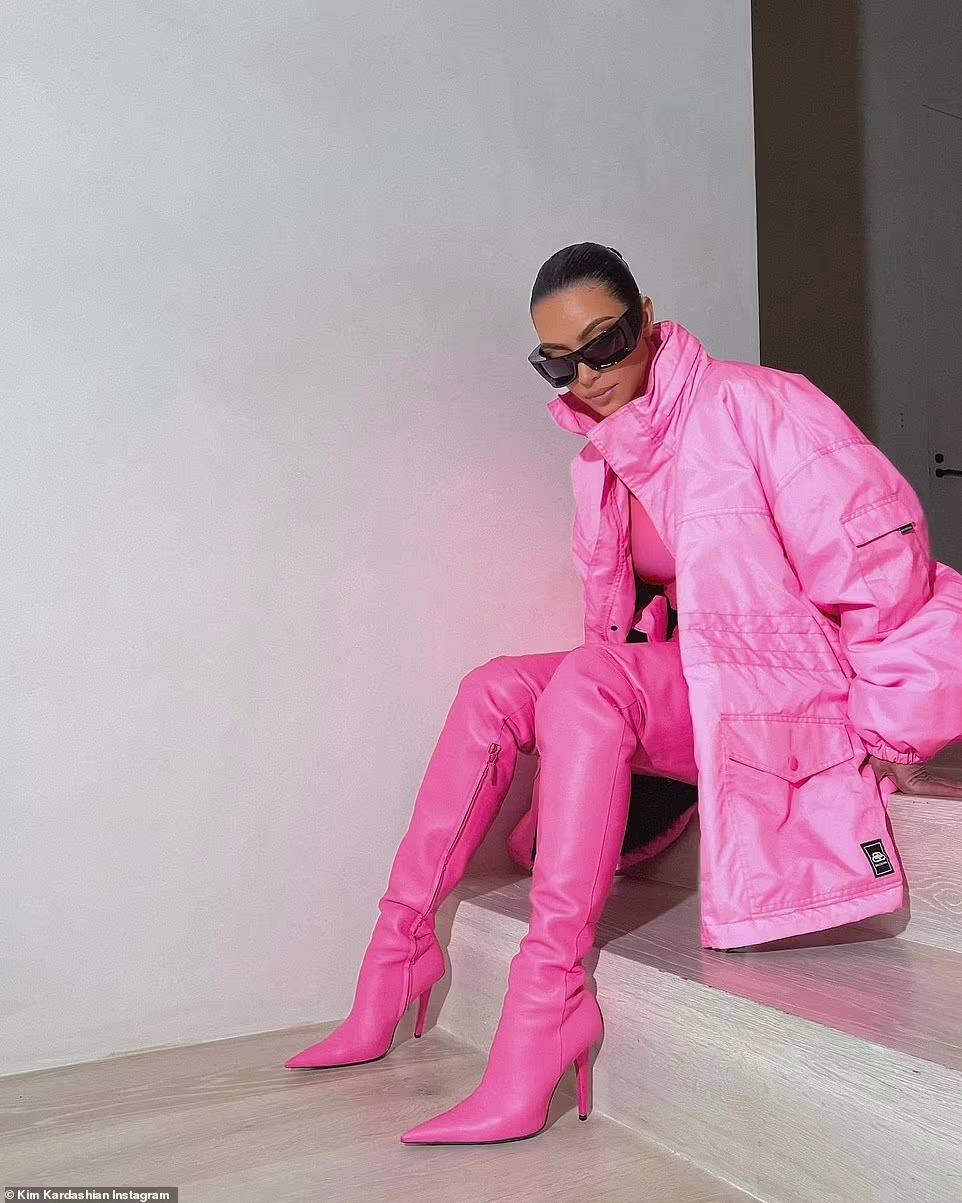 Đáp lại, Kim yêu cầu chồng cũ ngưng đặt điều. Cô cũng cho rằng việc Kanye bị "trừng phạt" là công bằng. Mới đây, cô được cho là muốn xóa hết dấu vết về chồng cũ khi đăng bán hai đôi giày thuộc thương hiệu Yezzy.