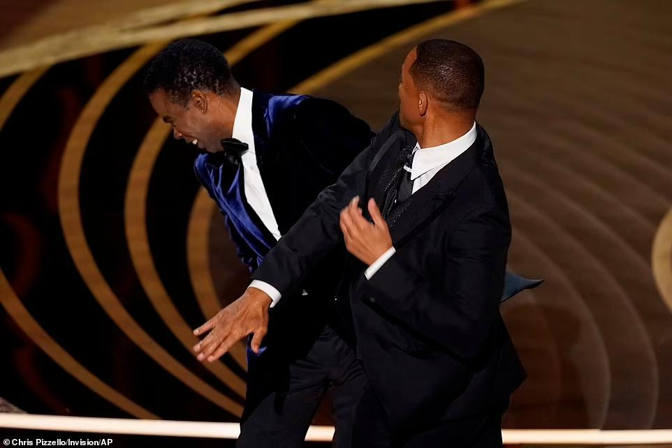 Will Smith xin lỗi vì tát Chris Rock