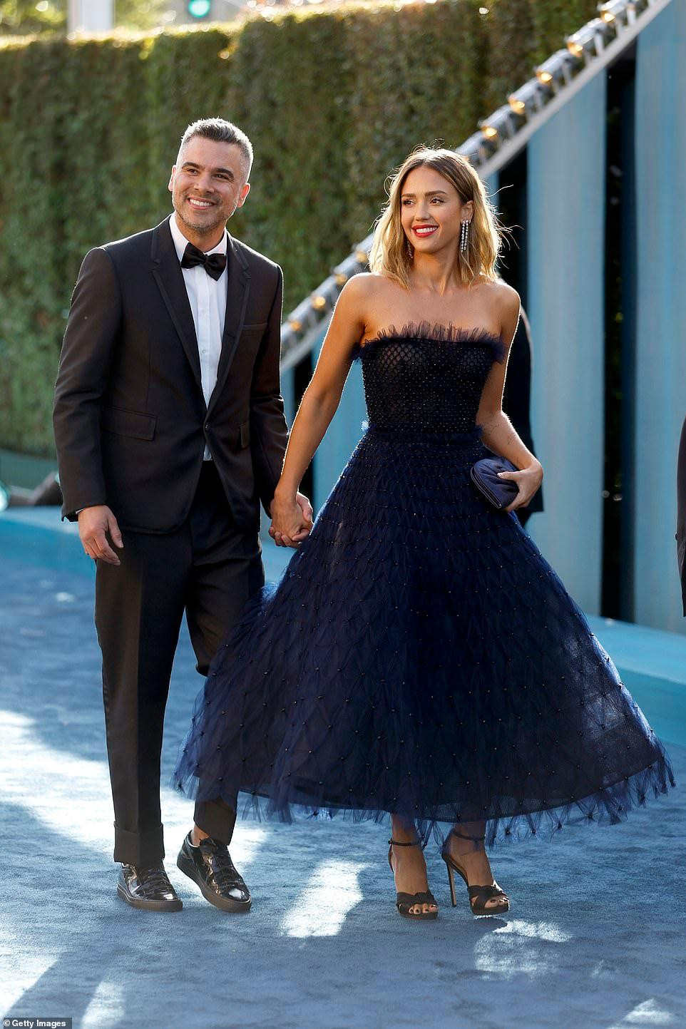 Jessica Alba nắm tay chồng, nhà sản xuất Cash Warren, không rời.