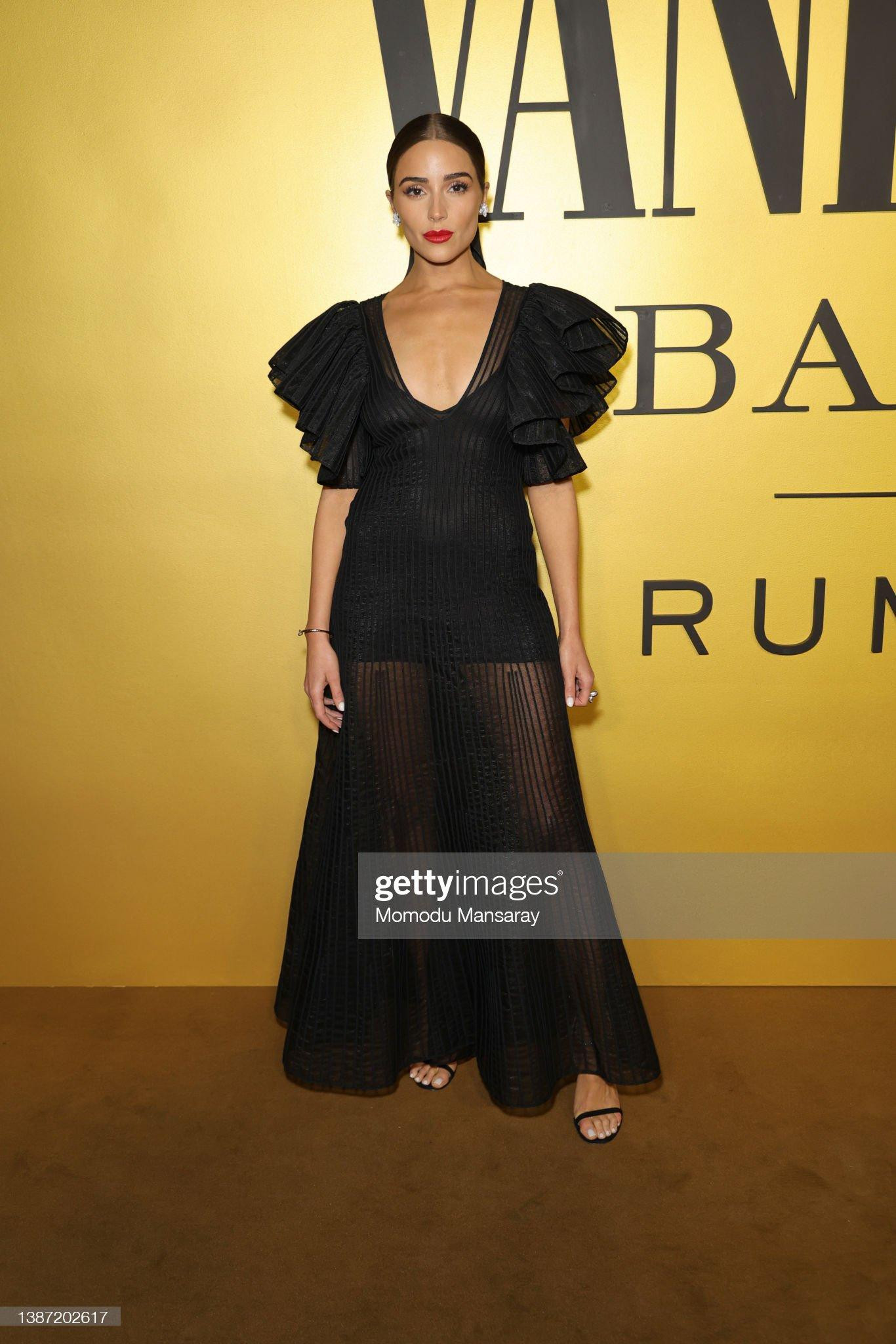 Olivia Culpo xuất hiện tại sự kiện trong chiếc váy đen dài xuyên thấu, với thiết kế khoét sâu cổ. Tuy nhiên, vòng một gợi cảm trước đây dường như đã "biến mất", chỉ còn lại thềm ngực trơ xương đáng báo động.