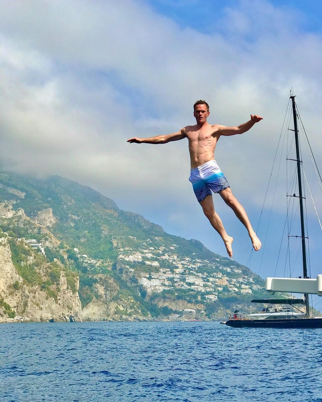 Tài tử "Khi bố gặp mẹ" Neil Patrick Harris thả mình bay tự do trên mặt biển.