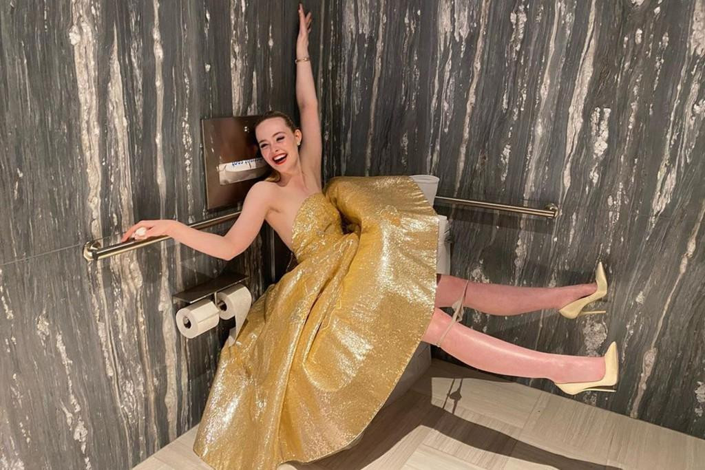 "Công chúa ngủ trong rừng" Elle Fanning gây tranh cãi với bức ảnh chụp lại khoảnh khắc "giải quyết nỗi buồn". Nhiều người thích thú với sự hài hước của cô, số khác lại chê hình ảnh phản cảm.