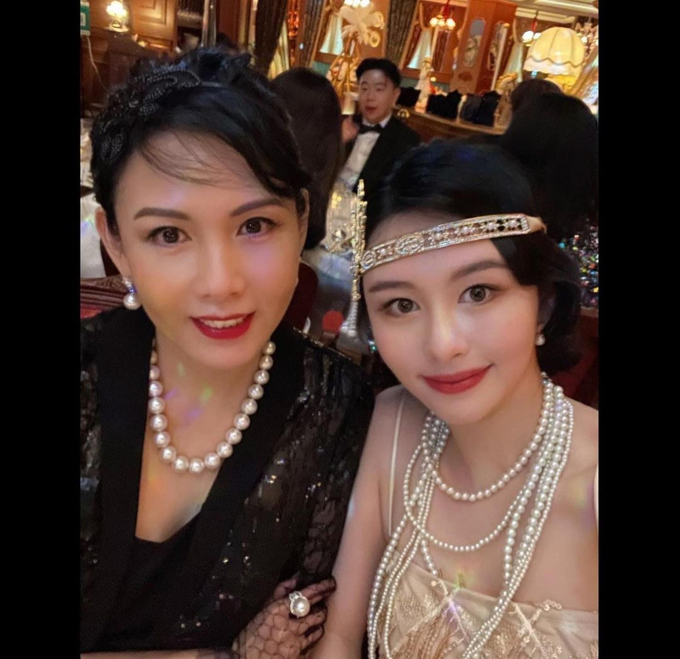 Hai mẹ con Khâu Thục Trinh và Thẩm Nguyệt trong sinh nhật lần thứ 20 của người mẫu Gen Z.