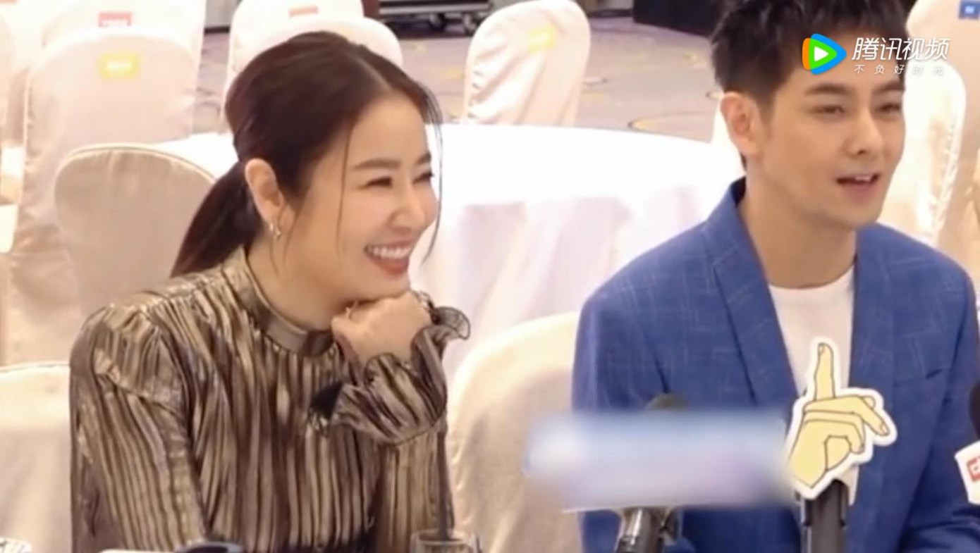 Khi được hỏi Lâm Chí Dĩnh có xem phim "Hoa đăng sơ thượng" do Lâm Tâm Như sản xuất không, nữ diễn viên đoán tình cũ không xem bởi anh từng nói xem phim truyền hình lãng phí thời gian. Tuy nhiên, "Lục Tiểu Phụng" lập tức phản bác rằng rất hào hứng với cảnh nhân vật của Lâm Tâm Như tát nhân vật của Hoắc Kiến Hoa. "Tôi đã xem 10 lần rồi! Đoạn đó em cố tình sắp xếp đúng không?", anh hài hước nói.