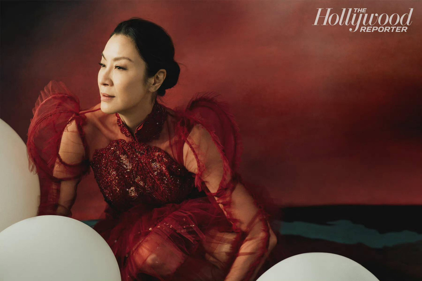 Trước khi phim khởi quay, hai đạo diễn Daniel Kwan và Daniel Scheinert lo lắng mỹ nhân "Hồi ức của một geisha" sẽ từ chối bởi họ còn trẻ, ít tiếng tăm. Không ngờ, ngay sau khi đọc kịch bản, người đẹp sinh năm 1962 lập tức đồng ý.