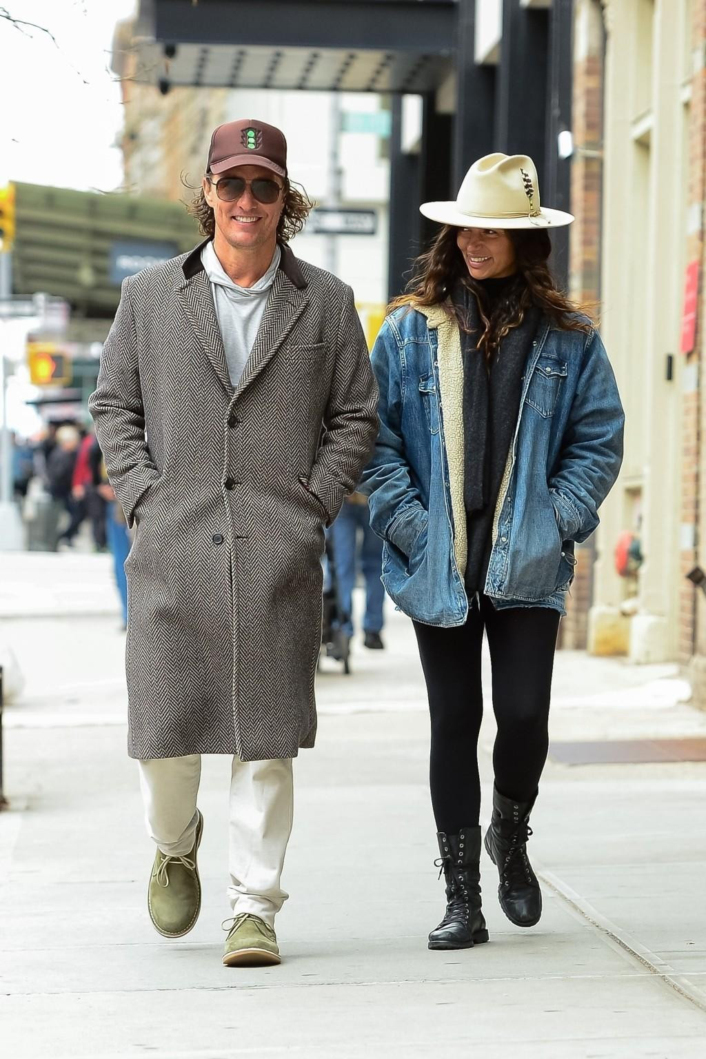 Sau gần 10 năm kết hôn, nhà thiết kế Camila Alves vẫn dành cho nam diễn viên Matthew McConaughey ánh nhìn đầy cảm xúc.