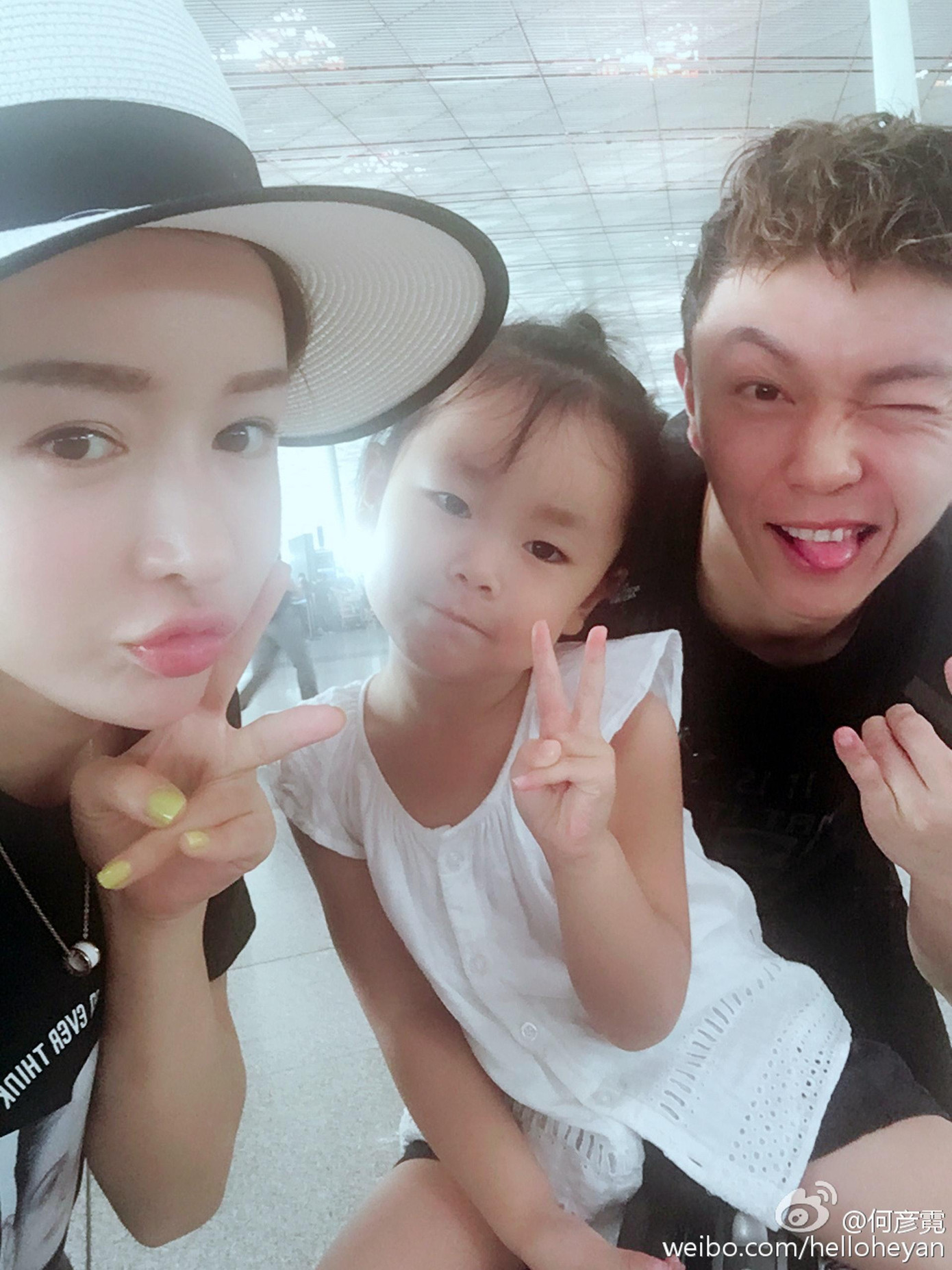 Gia đình hạnh phúc của Tạ Miêu.