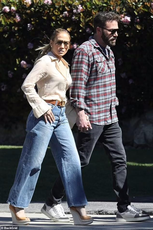 Không cần ăn bận cầu kỳ, Jennifer cũng dễ dàng thu hút ánh nhìn bởi ngoại hình thách thức tuổi tác. Ở tuổi U60, cô trông như mới ngoài 30, còn trẻ hơn bạn trai kém 3 tuổi.