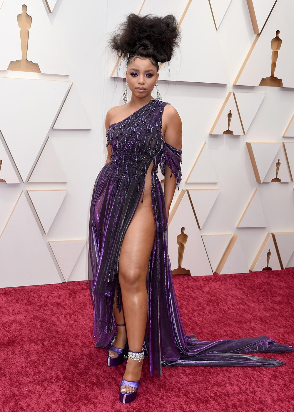 Chloe Bailey mặc váy tím xẻ hiểm hóc. Chloe Bailey mặc váy tím xẻ hiểm hóc.