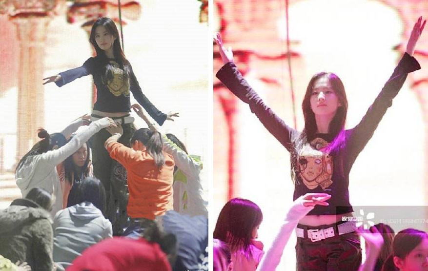 Khi mặc trang phục bình thường tập múa trên sân khấu, cô cũng rất nổi bật, khiến người nhìn không thể rời mắt.