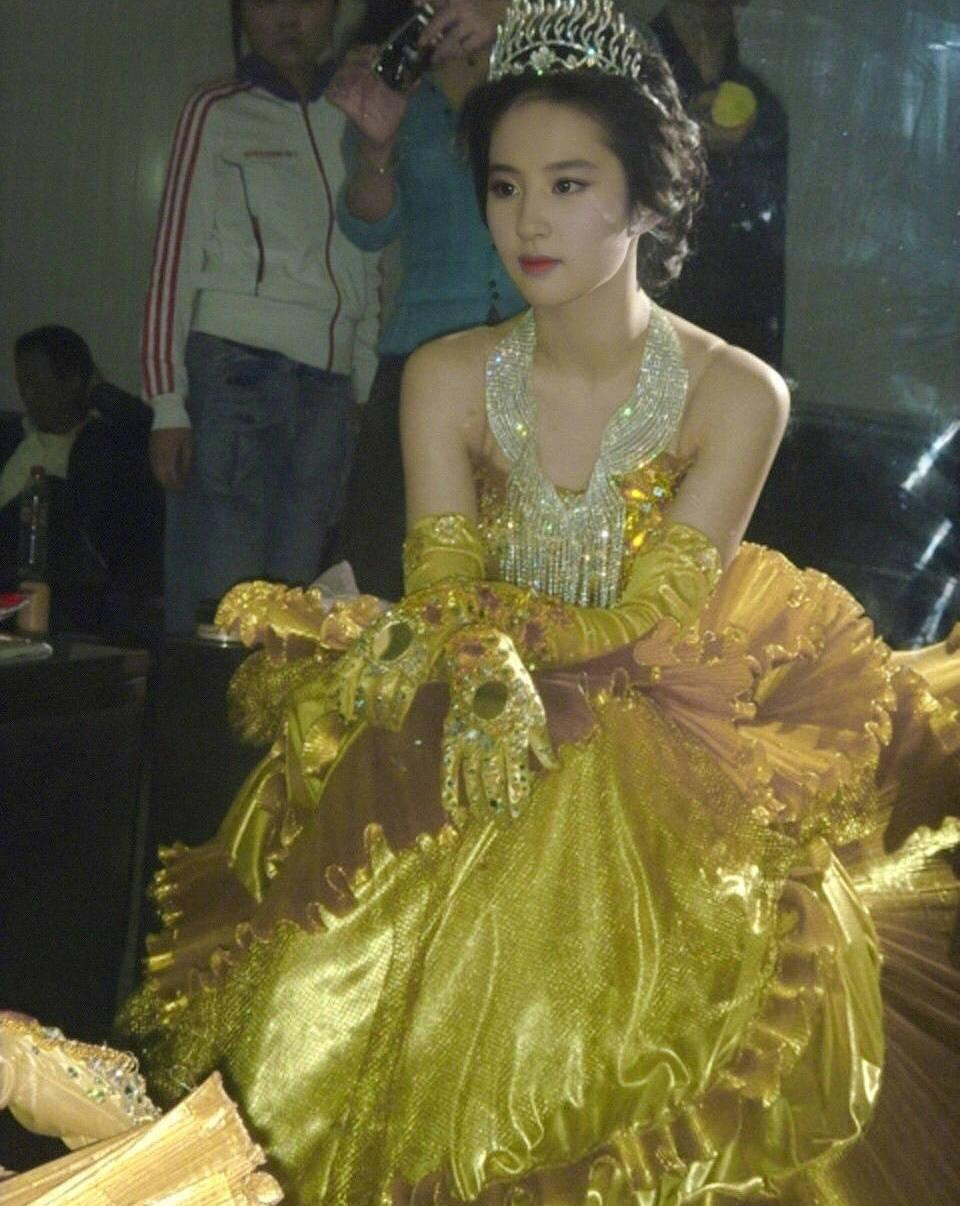 Ảnh hậu trường chất lượng kém cũng không thể "dìm" được nhan sắc như phát sáng của mỹ nhân "Tứ đại danh bổ".