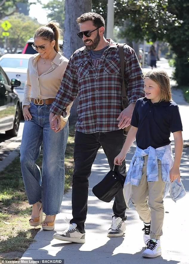 Hôm 24/3, Jennifer Lopez và bạn trai Ben Affleck đi dạo quanh khu phố Pacific Palisades ở Los Angeles (Mỹ). Đi cùng cặp đôi nổi tiếng có con trai 10 tuổi của Ben, Samuel.