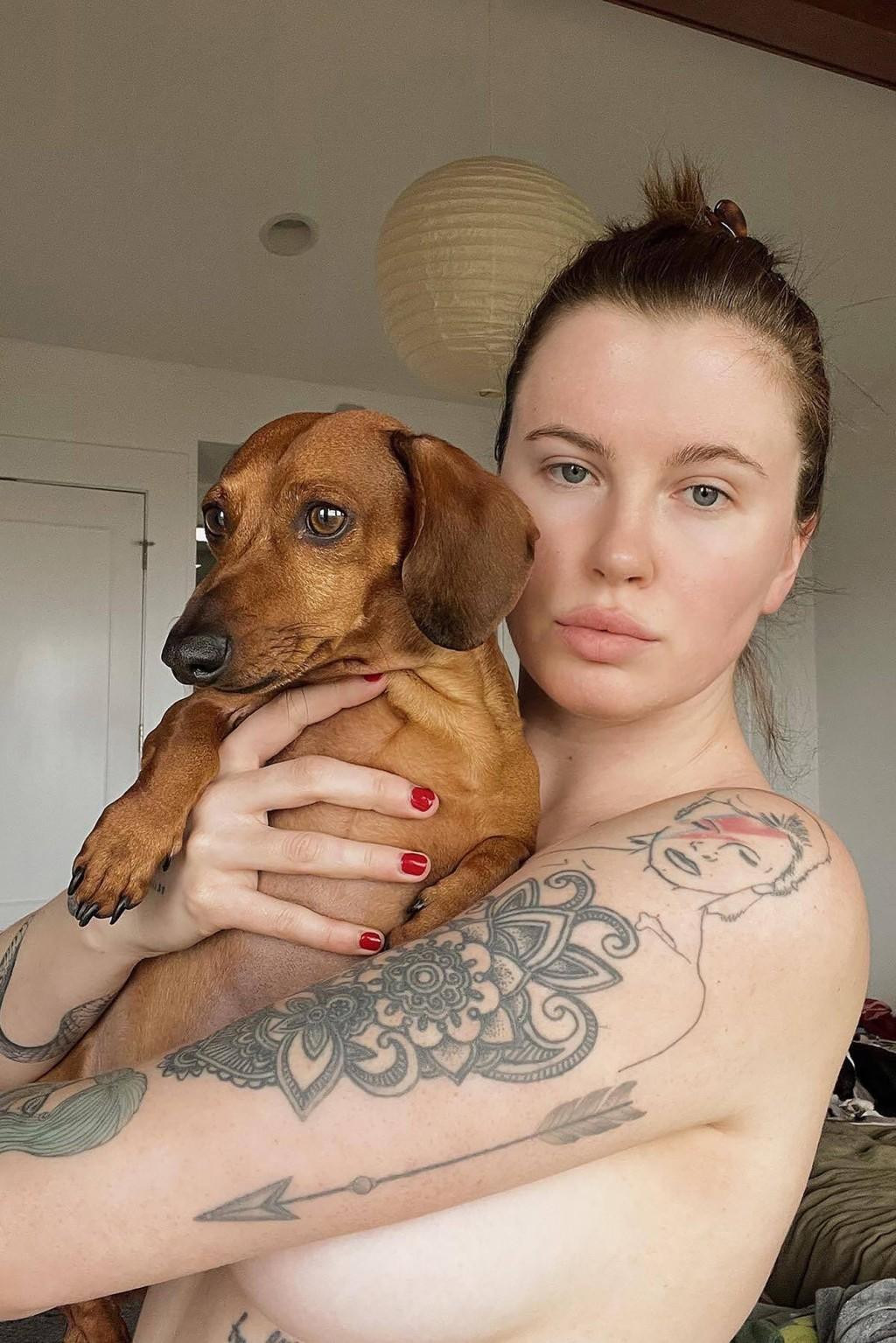 Người mẫu Ireland Baldwin, con gái tài tử Alec Baldwin, bán nude ôm ấp chó cưng Chikin, để lộ hình xăm ấn tượng trên bắp tay.