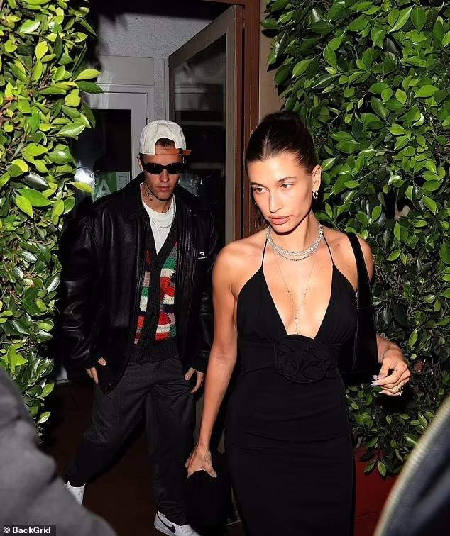 Hailey quyến rũ, sang trọng trong chiếc váy hai dây đen bó sát theo mốt "không nội y". Cô trông tươi tỉnh, khoẻ mạnh sau hai tuần kể từ khi phải nhập viện do tụ máu não.