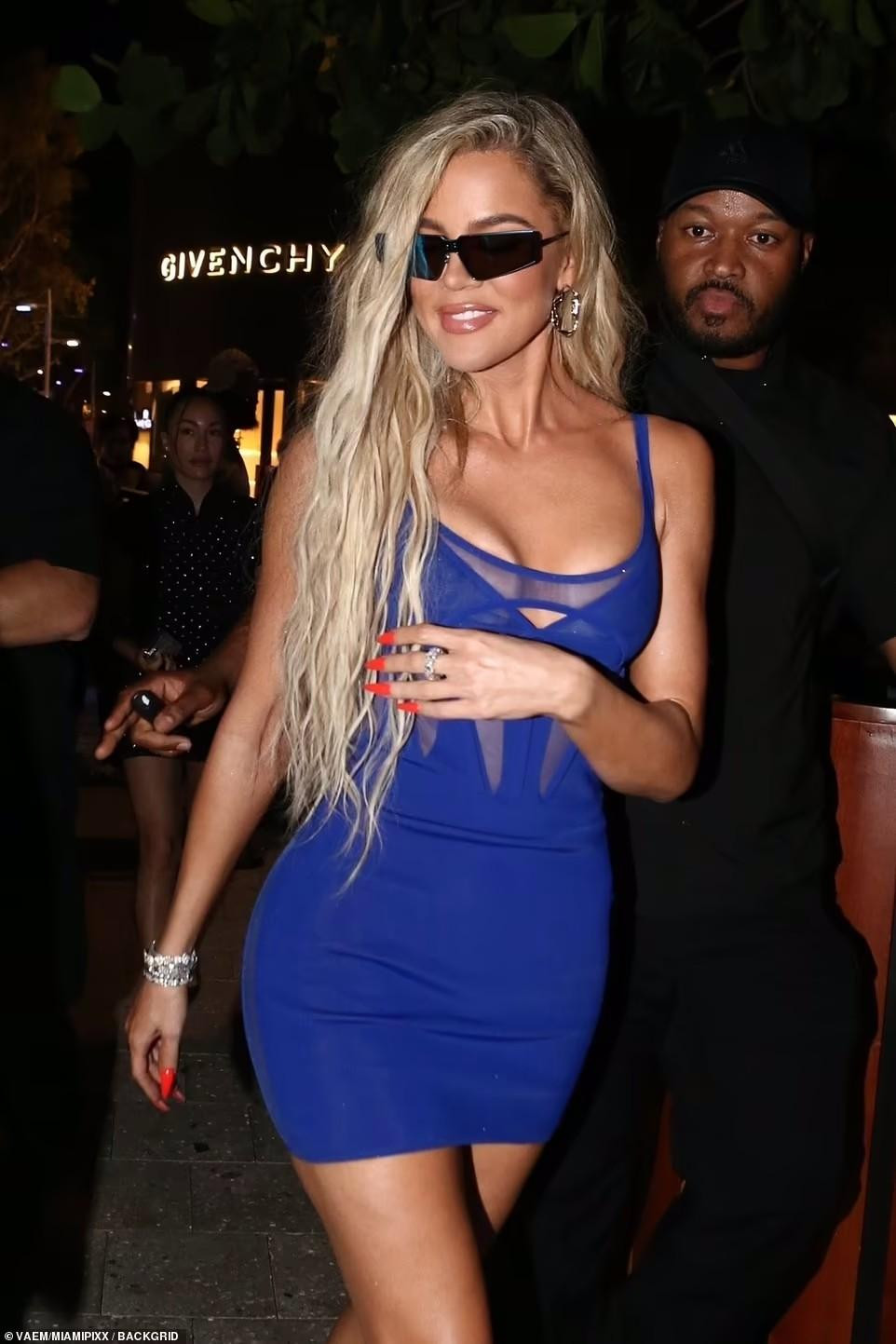 Thời gian gần đây, Khloe ngày càng "thăng hạng" nhan sắc. Dù không nổi tiếng bằng, cô hơn hẳn chị gái "siêu vòng ba" về chiều cao. Được biết, Kim cao 1m57, còn Khloe xấp xỉ em gái siêu mẫu Kendall Jenner (1m79).