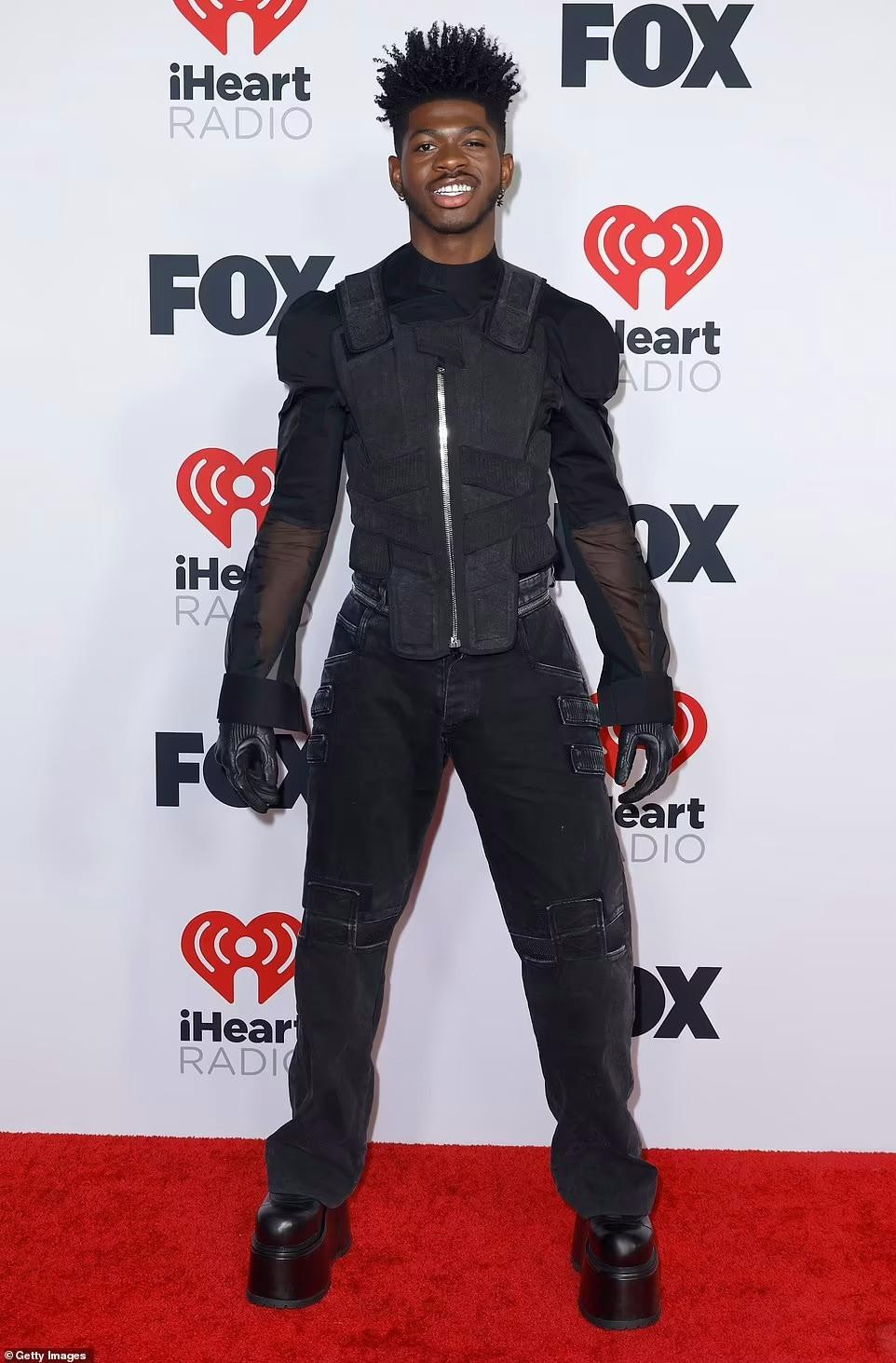 Lil Nas X như bước ra từ một bộ phim hành động.