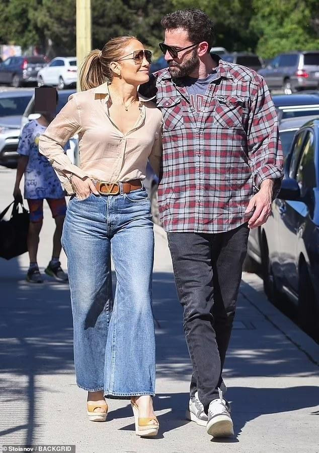 Yêu lại từ đầu sau gần 20 năm chia tay, cặp đôi Bennifer ngày càng quấn quýt nhau không rời. Họ gần như luôn ở cạnh đối phương những lần xuất hiện trước công chúng.