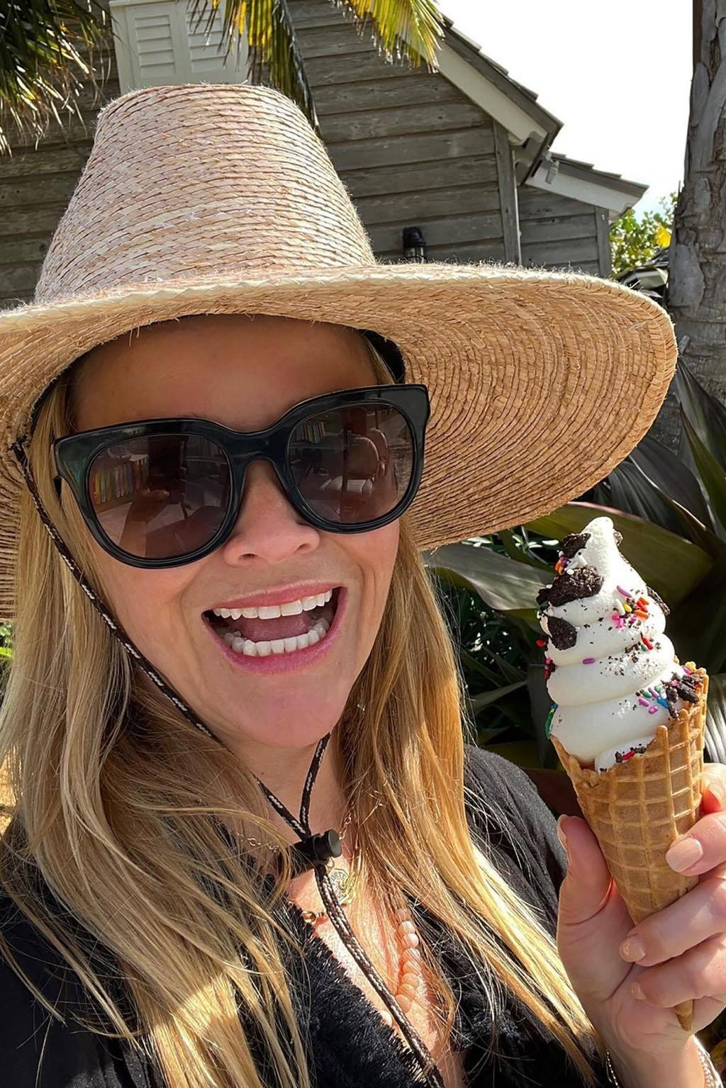 Reese Witherspoon hạnh phúc khi được thưởng thức kem ốc quế yêu thích.