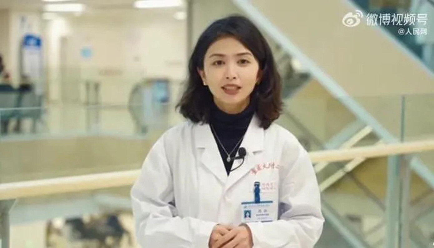 Chu Cần nổi tiếng trên mạng nhờ ngoại hình giống Khâu Thục Trinh và con gái Thẩm Nguyệt.