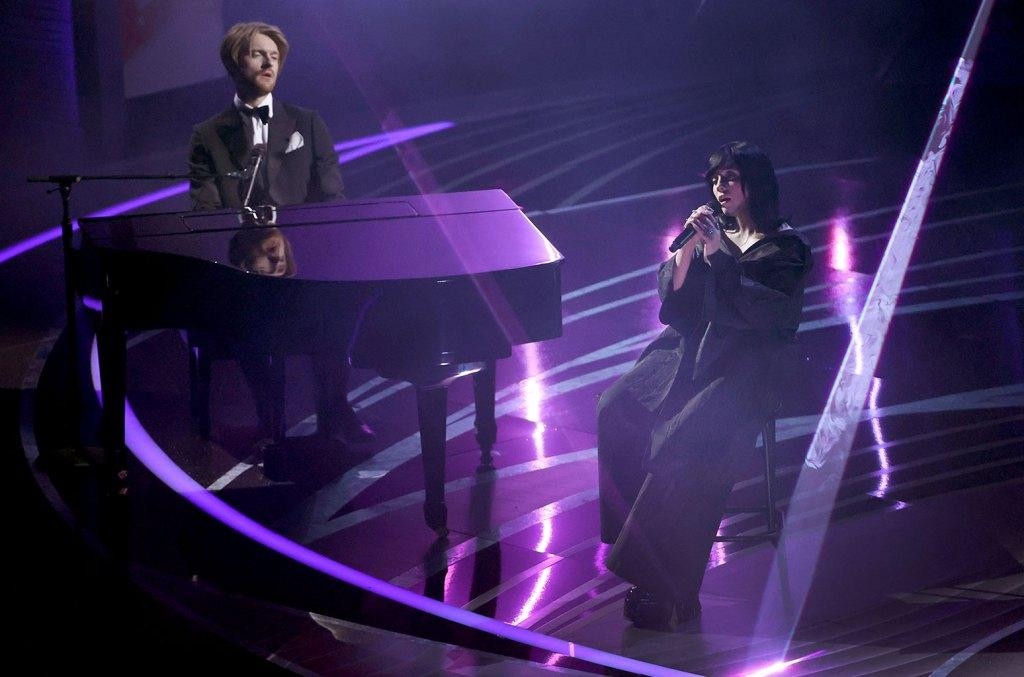 Billie Eilish và anh trai Finneas biểu diễn "No Time To Die" trên sân khấu Oscar 2022.