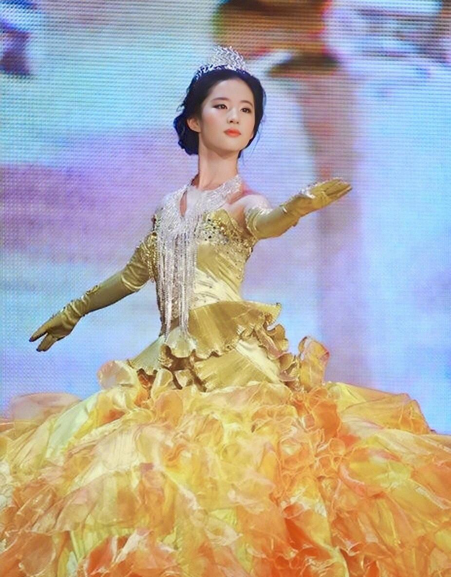 Hình ảnh Lưu Diệc Phi đội vương miện, mặc trang phục màu vàng lộng lẫy, thực hiện điệu múa uyển chuyển trở thành một trong những khoảnh khắc ấn tượng nhất trong lịch sử Lễ trao giải Kim Ưng. Được biết, cô học ba lê từ nhỏ nên các chuyển động đều nhịp nhàng, thanh tao.