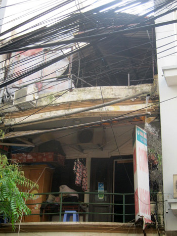 Lửa đã thiêu rụi nhiều đồ đạc ở tầng ba của ngôi nhà. Lửa đã thiêu rụi nhiều đồ đạc ở tầng ba của ngôi nhà