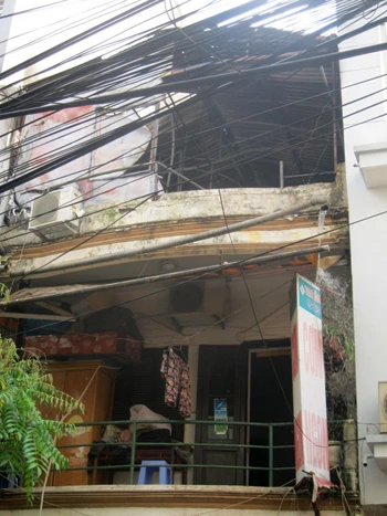 Lửa đã thiêu rụi nhiều đồ đạc ở tầng ba của ngôi nhà