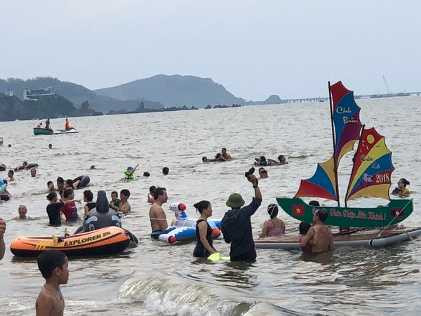 Hàng vạn người đổ về Cửa Lò tránh nóng ảnh 2