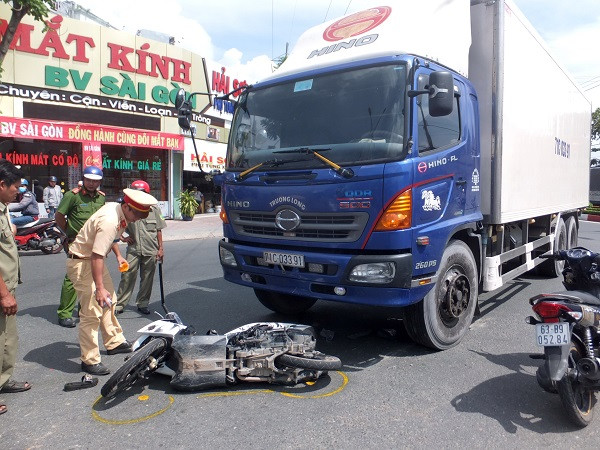 Tiền Giang: Ô tô tải va chạm xe máy, 3 người thương vong ảnh 1