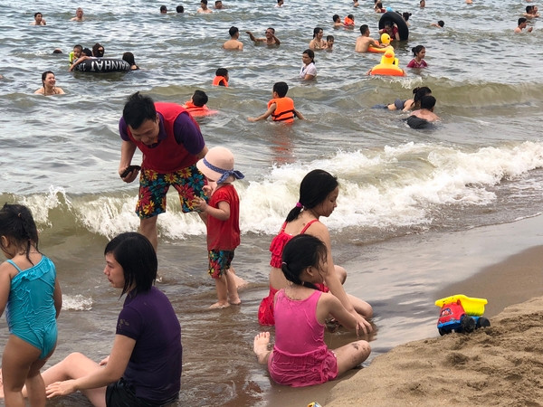 Hàng vạn người đổ về Cửa Lò tránh nóng ảnh 5