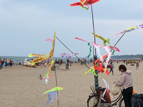 Hàng vạn người đổ về Cửa Lò tránh nóng ảnh 4