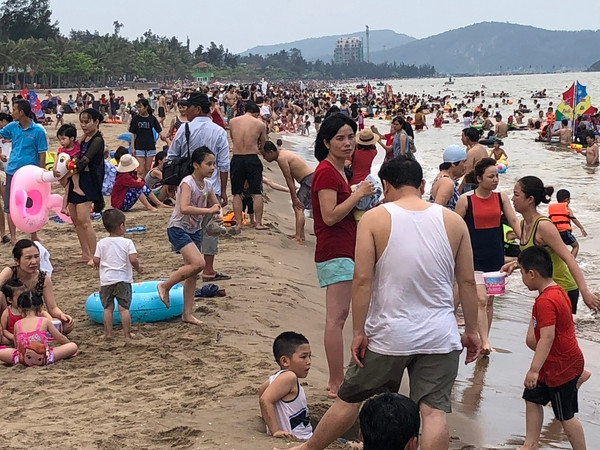 Hàng vạn người đổ về Cửa Lò tránh nóng ảnh 1