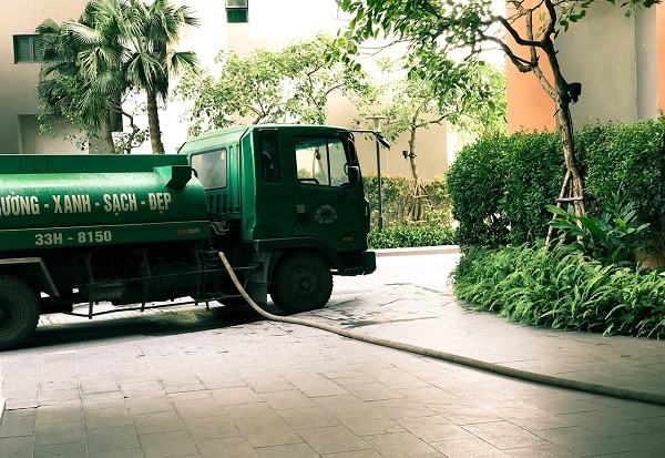 Mới đầu hè, Hà Nội phải dùng xe téc cứu ‘khát’ cho các khu đô thị ảnh 2