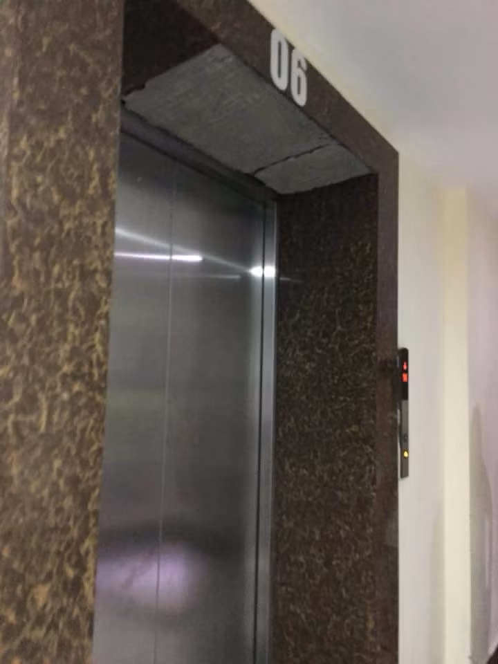 Gạch ốp tường chung cư rơi làm bé trai phải nhập viện ảnh 2
