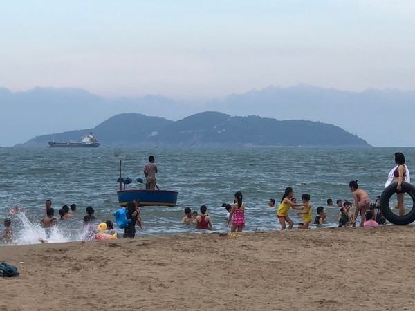 Hàng vạn người đổ về Cửa Lò tránh nóng ảnh 3