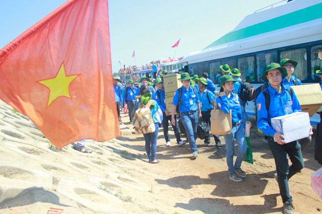 900 sinh viên với nhiều hoạt động thiết thực trên đảo Lý Sơn. Ảnh: Nguyễn Tuyền. 900 sinh viên với nhiều hoạt động thiết thực trên đảo Lý Sơn. Ảnh: Nguyễn Tuyền