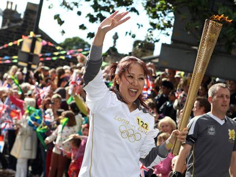 Ngô Phương Lan rạng rỡ rước đuốc Olympic