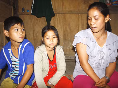 Mẹ con chị Hồ Thị Sanh