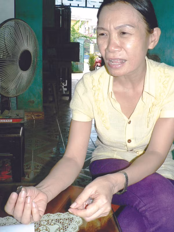 Chị Hiền và viên ngọc rắn được xem là báu vật gia truyền để chữa bệnh cứu người 