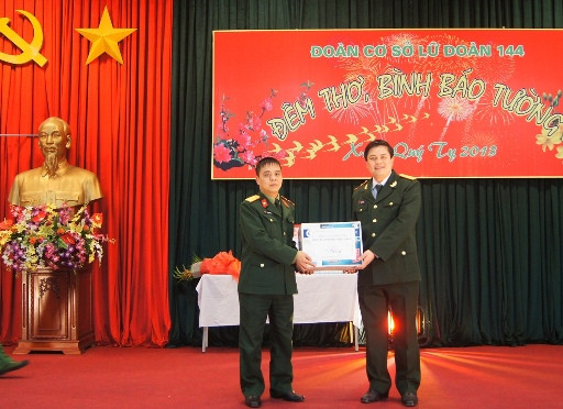 Thiếu tá Thái Đức Hạnh (bên phải), Ủy viên Ban Thường vụ T.Ư Đoàn, Trưởng ban Thanh niên Quân đội tặng quà, chúc Tết Lữ đoàn 144