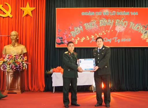 Thiếu tá Thái Đức Hạnh (bên phải), Ủy viên Ban Thường vụ T.Ư Đoàn, Trưởng ban Thanh niên Quân đội tặng quà, chúc Tết Lữ đoàn 144