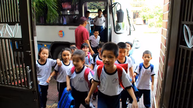 Học sinh được đón về lớp “vệ tinh bán trú” tại cơ sở tin học - ngoại ngữ và bồi dưỡng văn hóa Tân Phú (trưa 13-11) Ảnh: Như Hùng