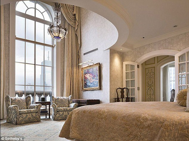 Phòng khách được thiết kế sang trọng và tiện nghi