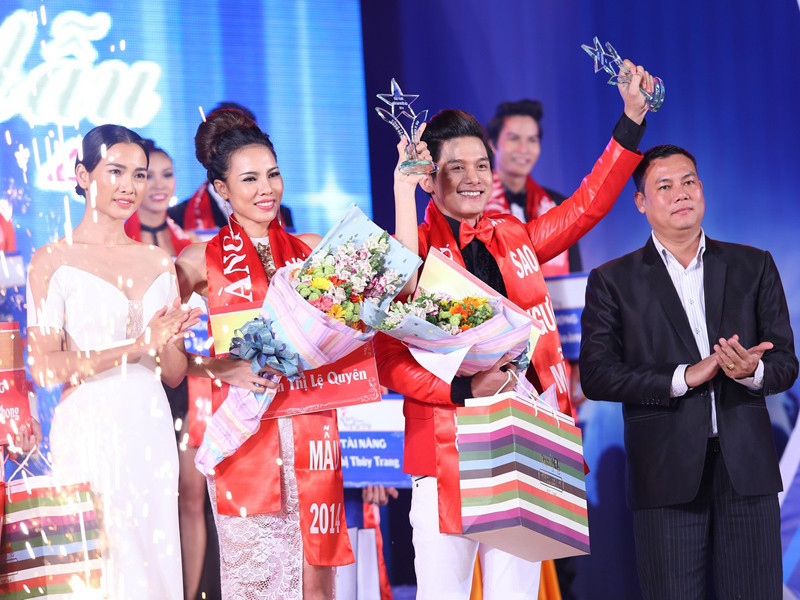 Anh Thư và ông xã trao giải cho hai thí sinh đoạt giải vàng