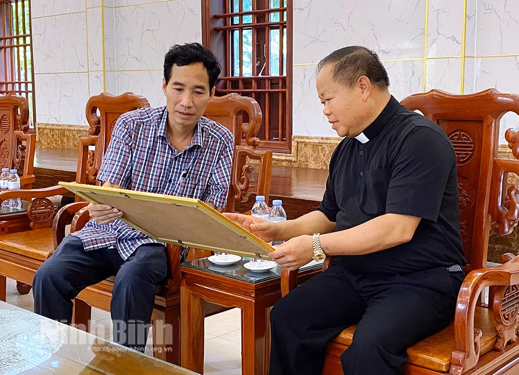Linh mục Giuse Phạm Ngọc Khuê (bên phải), Chính xứ Tôn Đạo, xã Ân Hòa, (Kim Sơn) nhớ lại lần gặp gỡ Tổng Bí thư Nguyễn Phú Trọng năm 2010 qua những bức ảnh. Linh mục Giuse Phạm Ngọc Khuê (bên phải), Chính xứ Tôn Đạo, xã Ân Hòa, (Kim Sơn) nhớ lại lần gặp gỡ Tổng Bí thư Nguyễn Phú Trọng năm 2010 qua những bức ảnh.