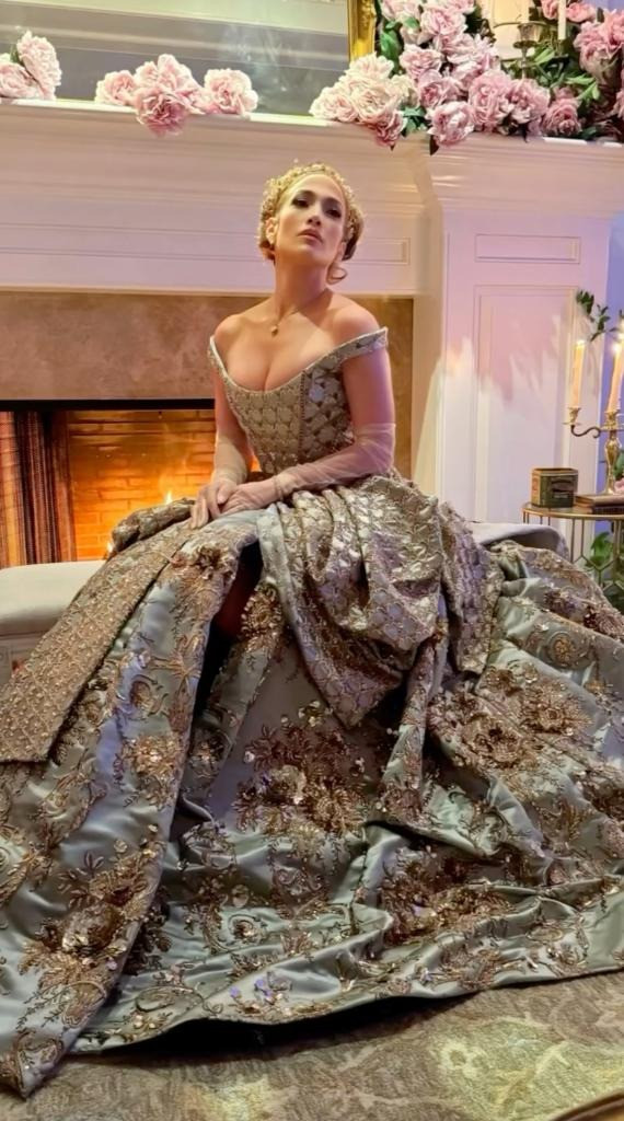 Jennifer Lopez hóa thân thành mỹ nhân cổ trang Anh quốc trong tiệc sinh nhật lần thứ 55. Ảnh: IG. Jennifer Lopez hóa thân thành mỹ nhân cổ trang Anh quốc trong tiệc sinh nhật lần thứ 55. Ảnh: IG.