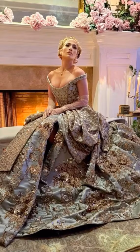 Jennifer Lopez hóa thân thành mỹ nhân cổ trang Anh quốc trong tiệc sinh nhật lần thứ 55. Ảnh: IG.