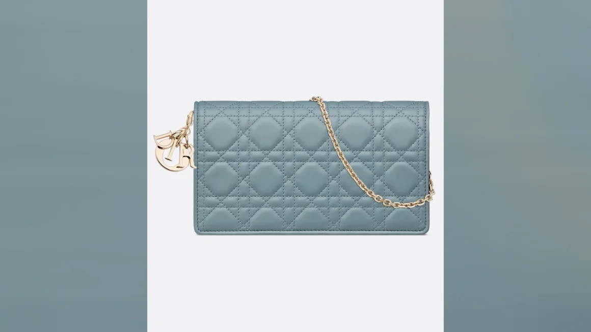 Chiếc túi trong video ghi cảnh bà Kim nhận quà là Lady Dior Pouch Cloud Blue Cannage Lambskin. Ảnh: Dior. Chiếc túi trong video ghi cảnh bà Kim nhận quà là Lady Dior Pouch Cloud Blue Cannage Lambskin. Ảnh: Dior.