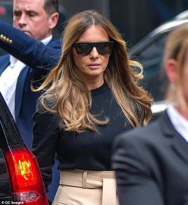 Bà Melania năm 2020 và 2023. So với thời trẻ, bà nhuộm màu tóc sáng hơn để phù hợp tuổi tác. "Khi chúng ta già đi, tông màu da của chúng ta thay đổi, vì vậy tóc rất sẫm màu có thể gây hại cho làn da. Kiểu tóc cổ điển không bao giờ lỗi mốt và tạo sự mềm mại trên khuôn mặt", ông Patel nói. Ảnh: Getty Images/GC Images. Bà Melania năm 2020 và 2023. So với thời trẻ, bà nhuộm màu tóc sáng hơn để phù hợp tuổi tác. "Khi chúng ta già đi, tông màu da của chúng ta thay đổi, vì vậy tóc rất sẫm màu có thể gây hại cho làn da. Kiểu tóc cổ điển không bao giờ lỗi mốt và tạo sự mềm mại trên khuôn mặt", ông Patel nói. Ảnh: Getty Images/GC Images.